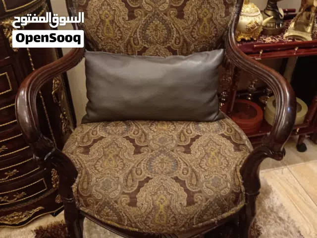 طقم كنب أمريكي اشلي  استعمال خفيف  ثناييه ثنتين  وكرسين حفر بني خشب مرتب