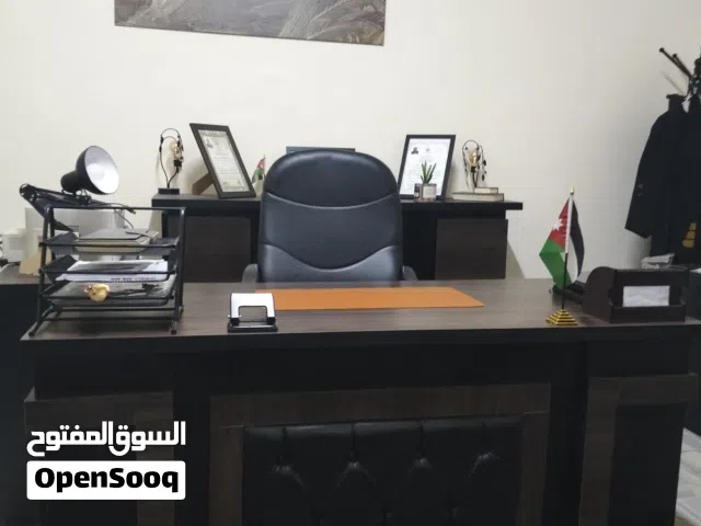 اثاث بحالة جديد مكون من مكتب وطاوله جانبيه وطقم كنب وطاولتين وخزانة