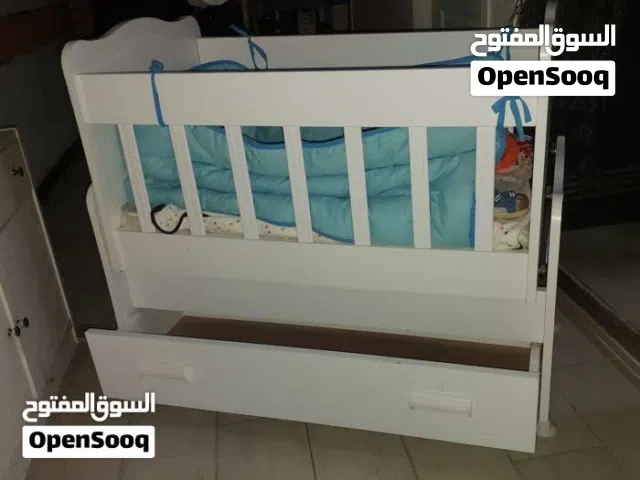 سرير أطفال خشب أبيض هزاز وثابت مع درج تخزين بحالة ممتازة