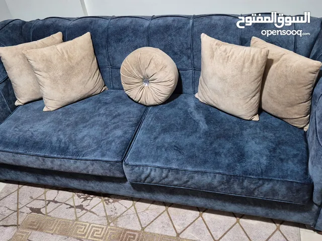 طقم كنب لون كحلي و بيج مستعمل بحالة ممتازة للبيع مكون من 7 مقاعد