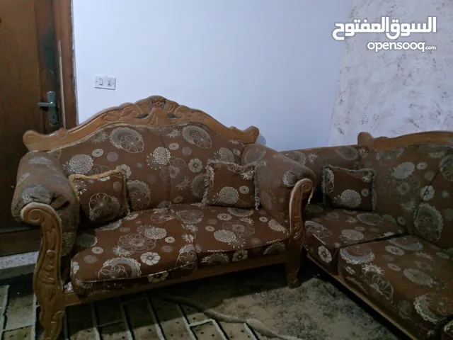 طقم كنب يتكون من سبع مقاعد بحالة جيدة