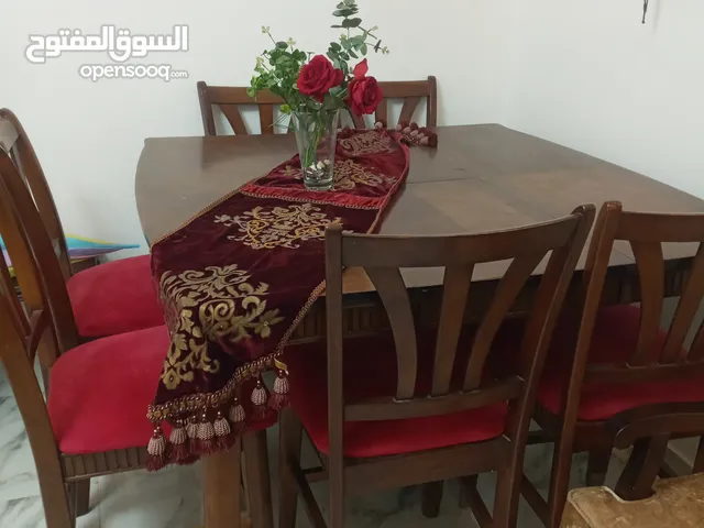 طاولة مع 6 كراسي وارد السفارة البريطانيه