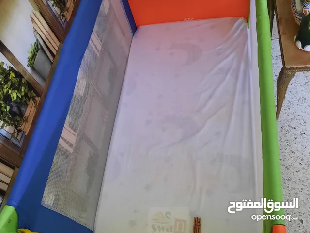 Lit parapluie avec matelas, bon état, presque neuf, prix très raisonnable par rapport au qualité