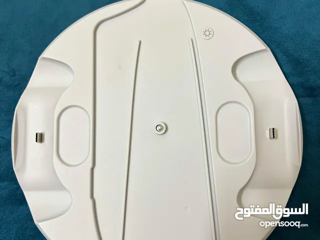 قاعدة شحن وحدة التحكم مع شاحن و4 اغطية سيليكون وحامل افقي قاعدة شفاف،،،،؟