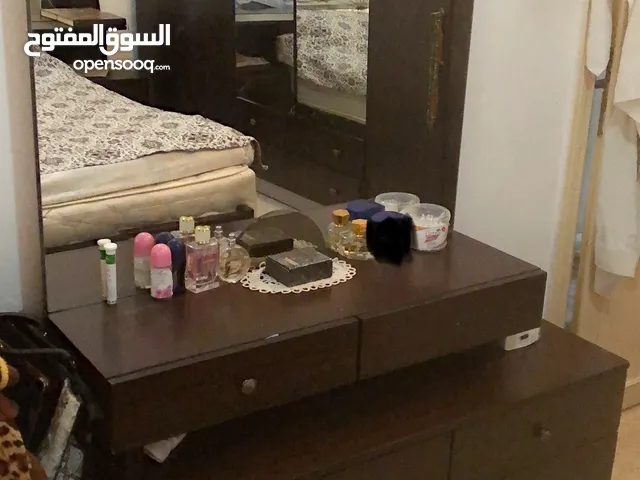 عفش بيت كامل للبيع بداعي السفر و سعر حرق غرف نوم و طقمين كنب و الكترونيات و التواجد ماركا الشمالية