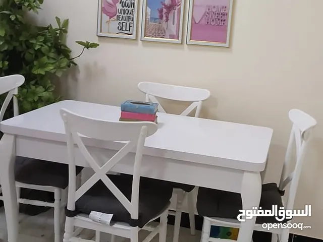 ميز طعام خشب ابيض مع اربع كراسي للبيع