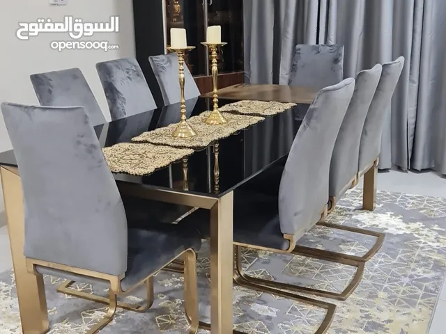 للبيع طاولة طعام وطاولات جانبية