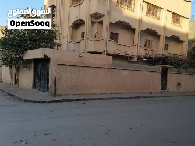 عماره للايجار  لديها واجهتان   موقع ممتاز جدا  مقابلاتها مدرستان امام المبنى مساحه