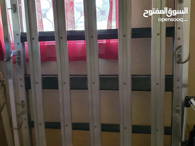شبك سيارة بحالة جيدة