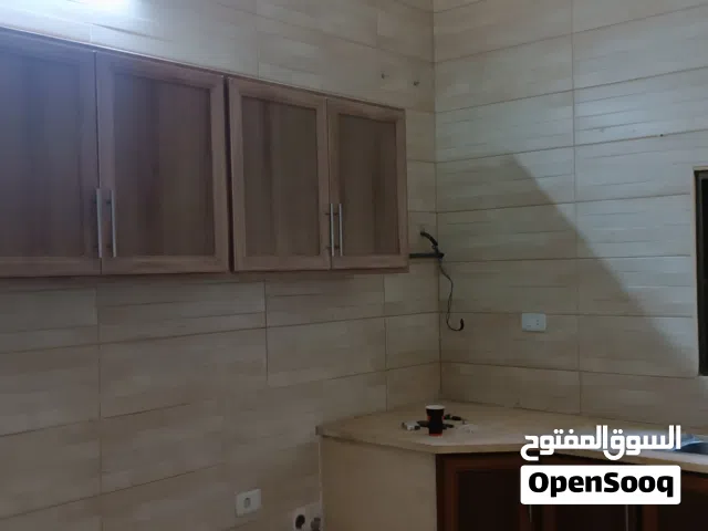 شقه للايجار مكونه من غرفتين نوم وصالون ومطبخ وحمام