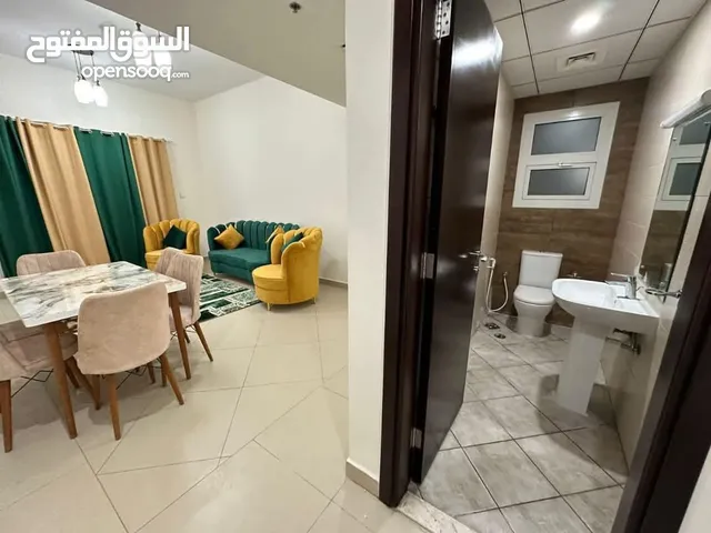 شقة للايجار مفروشة في دبي السيلكون غرفة نوم وصاله ومطبخ وحمام السعر 3300 درهم شامل جميع الفواتير