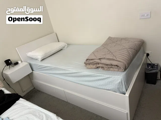 سرير مفرد لون ابيض