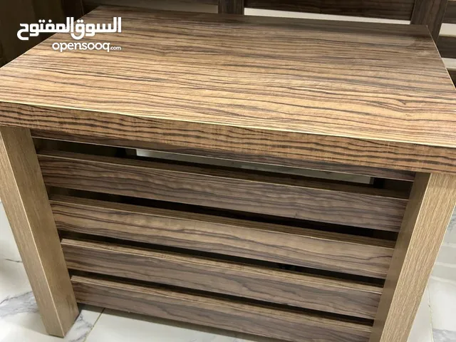 مكتب لون خشابي تفصيل بطول تقريبا مترين خشب ممتاز جميل ونوعيه ممتازه بحالة الجديد للبيع لضيق المكان