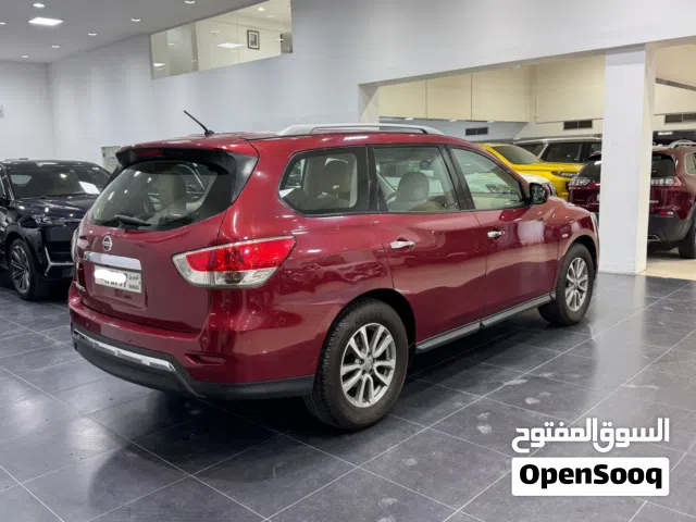 Nissan Pathfinder 2015 (Red)