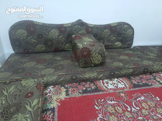 بسم الله مجلس عربي للبيع ويوجد أغراض متفرقه