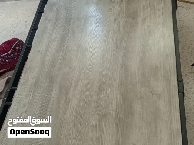 تخت مفرد مع خشبة تفصيل استخدام بسيط