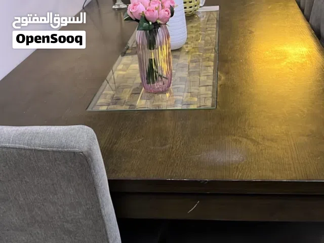 طاولة طعام ل 6 أشخاص