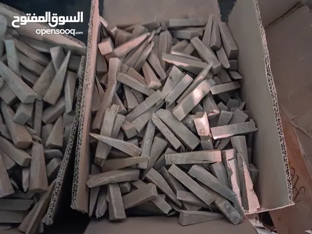 اسافين خشب مستعملة للبناء الحجر