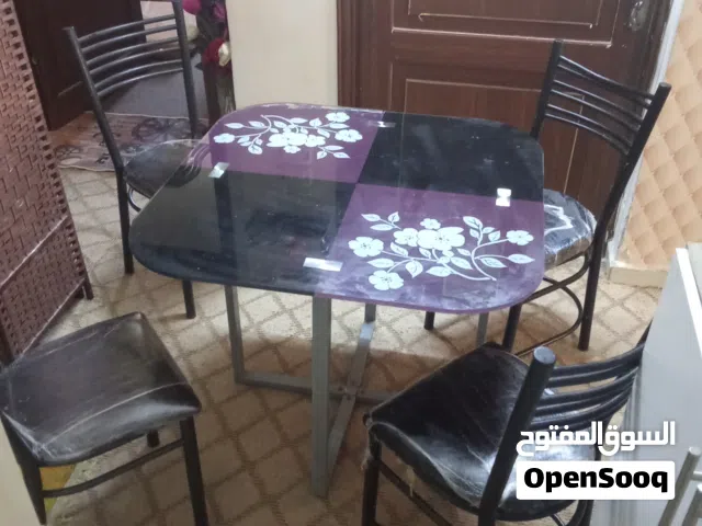 طاوله زجاج سوكريت عريض للبيع مع 4 كراسي بحاله جيده جدا ،،،،،،