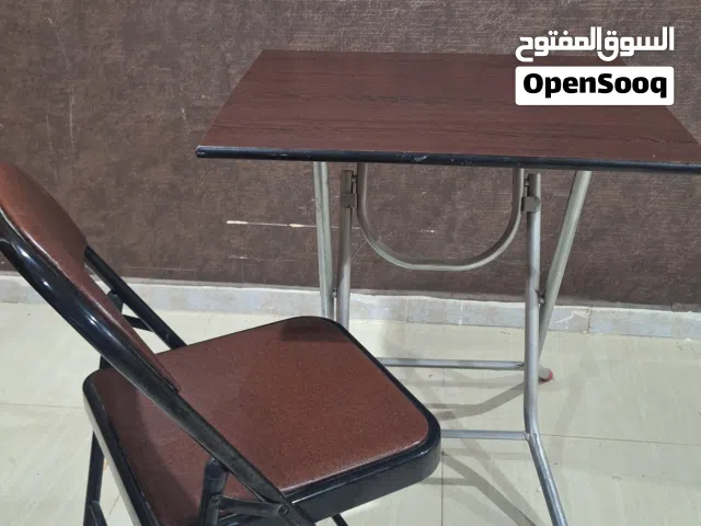 طاولة وكرسي جلد  بحالة ممتازة