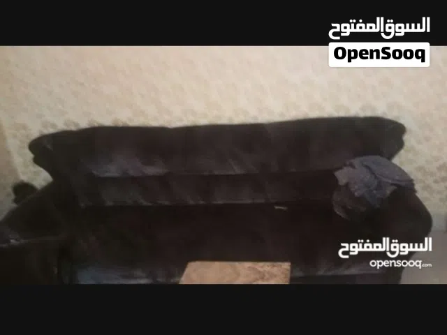 طقم كنب 8 مقاعد نضيف و خزانتين للبيع
