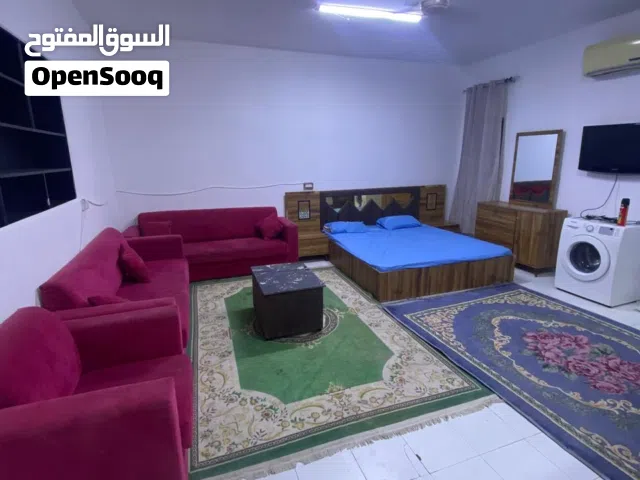 غرفه ومطبخ حمام شامل مياه وكهربا وانترنت وصيانه الخوير شارع لندن كلينك وقريب من الخدمات 180