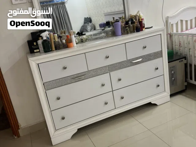 عبارة عن سرير واثنين كومدينو واحد تسريحة