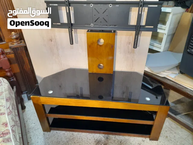 طاولة LC D اوربي بحالة ممتازه