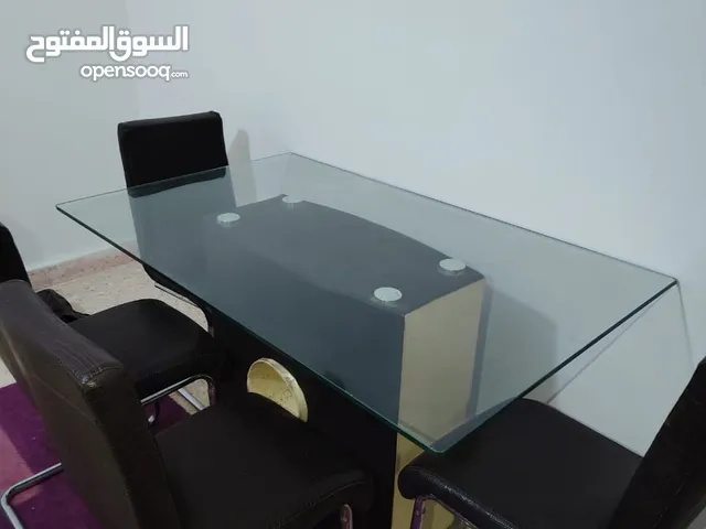 طقم طاولة سفرة مع 3 كراسي جلد شبه جديدة