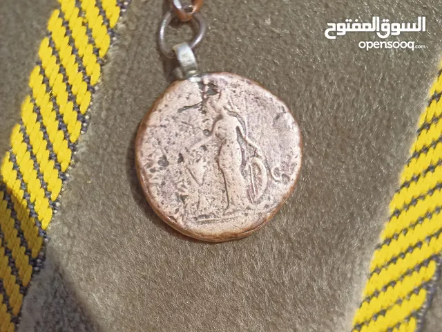 عملة يونانية قديمة على شكل ميدالية