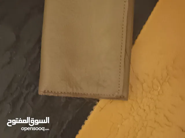 محفظه دون اي مشاكل جميله وخفيفه وداخلها جيب كثيره السعر فقد دينار ونصف