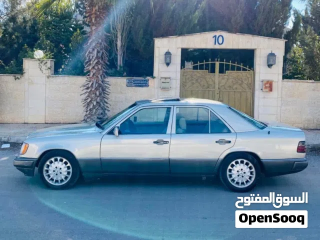 1990 مرسيدس بنز الفئة-E E 200