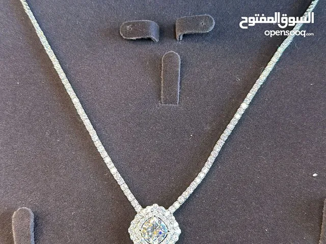 عقد الهالة الملكية – ذهب أبيض عيار 18 مرصّع بأحجار المازونايت الماسية