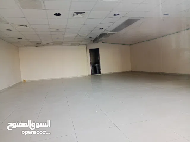 محل تجاري كبير بالمجاز 3 مقابل الكورنيش، يصلح لكل الأنشطة ما عدا الحلاقة. السعر 100 ألف والدفعات 4