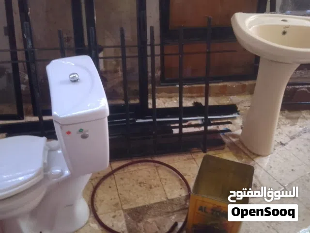 شبابيك ومرحاض ومغسله وحمايه للبيع كامل