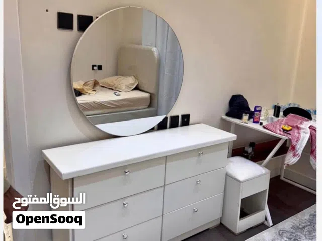تسريحة مع مرآة ومقعد