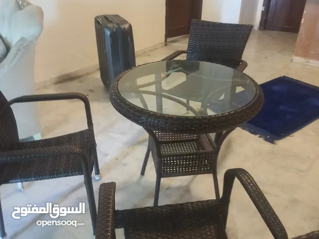 طاولة ب 3 كراسي ب 20 للبيع