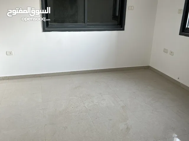 ثلاث غرف نوم غير مفروشة الإرسال 650$