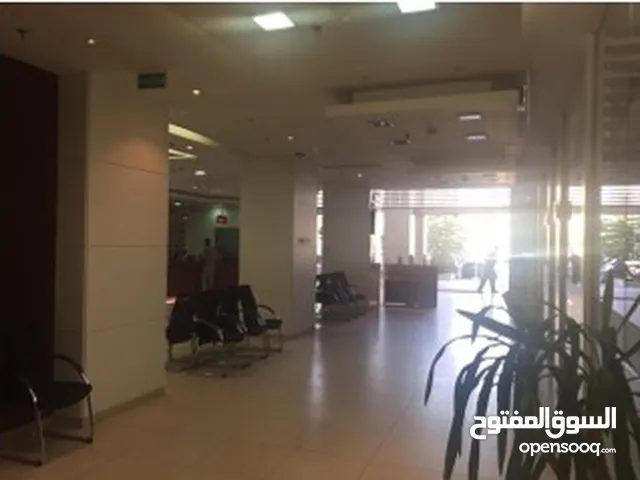 معرض تجاري للايجار في أفضل مواقع شارع عبدالله غوشة الشارع الأكثر حيوية في عمان ،