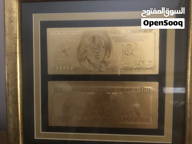 لوحة 100$ معدن مطلي باطار خشب