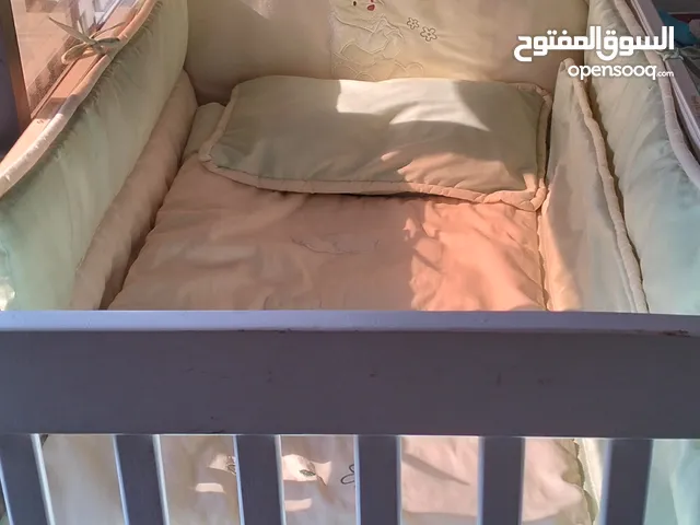 تخت بيبي ماركة جونيور خشب زان يفتح من جهة الام