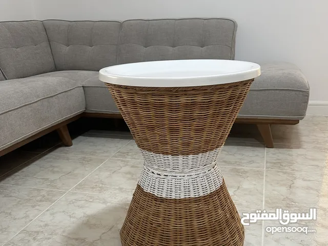 طاوله دائريه للقهوه سطحها من المعدن والابيض والخشب الراقي