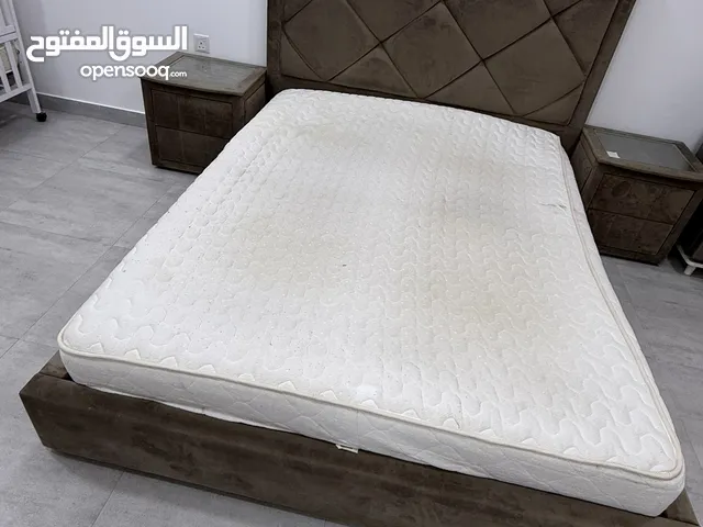 طقم اثاث غرفه نوم عباره عن سرير بو نفرين بـ الماترس و طاوله جانبيه العدد 2