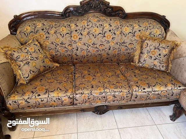 طقم كنب 7 مقاعد للبيع بحالة ممتازة