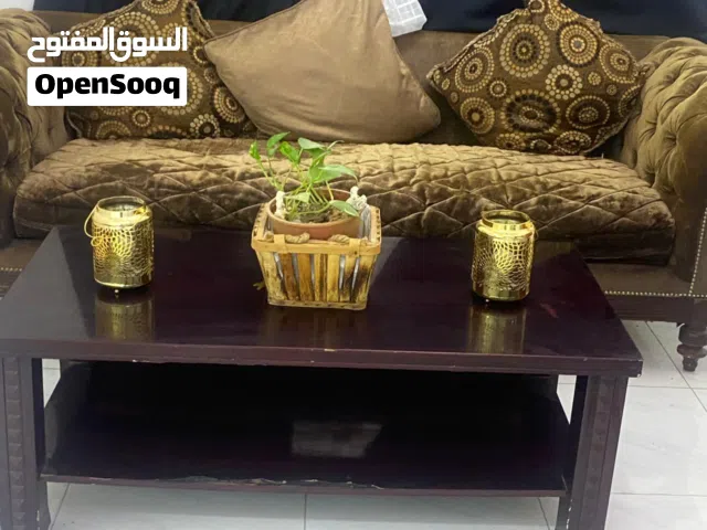 كنبة  مريحة تكفي 3 اشخاص و طاولة ب 25 فقط