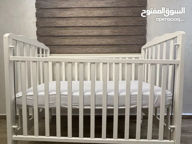 سرير أطفال بحالة ممتازة لون أبيض للبيع