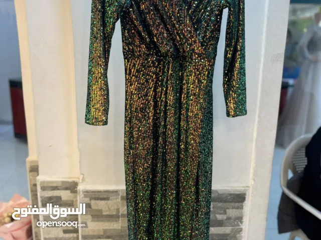 فساتين  مستعمله بحالة لجديد للبيع عدت احجام واللوان ويوجد توصيل.