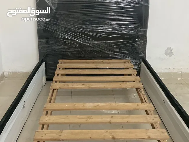 ثلاجة وسرير للبيع