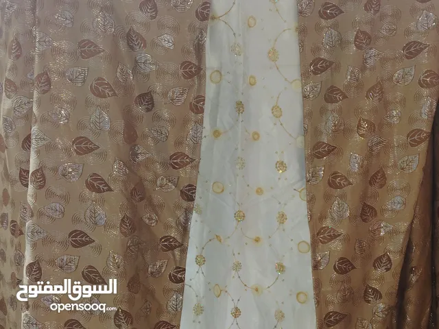 ستائر بحاله جيده بالإضافة إلى نزلة سرير