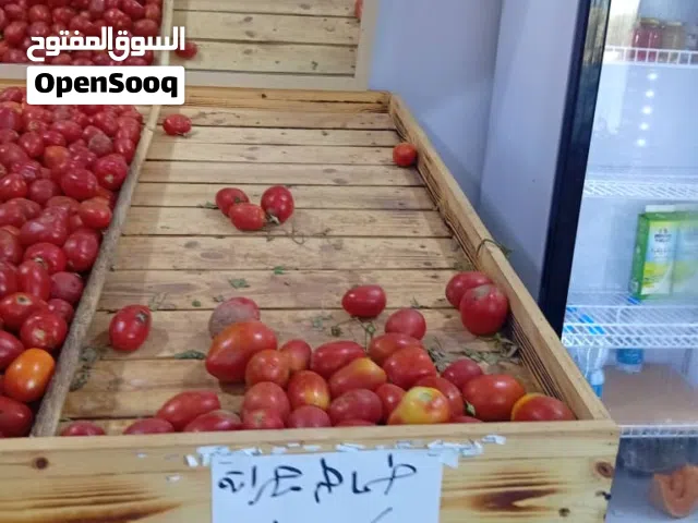 محل خضروات وفواكه للبيع في الغيران ديكور لوح الله يبارك يوجد تلاجه ومكيف